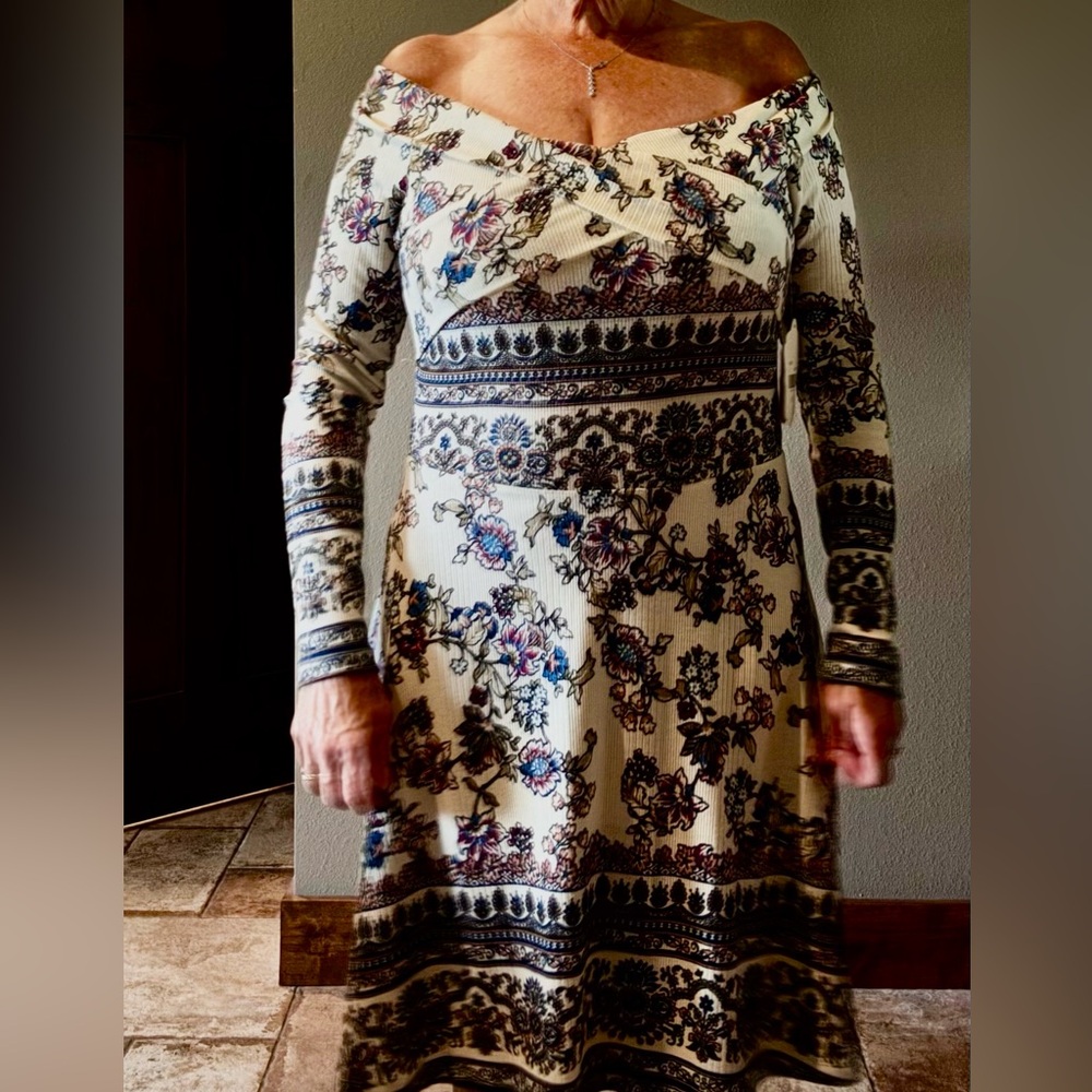 Fun ribbed off the shoulder dress. Fitted. Never worn. Size L. Flattering.